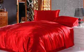Атлас в спальне: покрывала и комплекты постельного белья