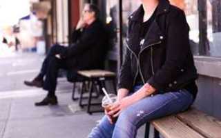 С чем носить розовые кеды