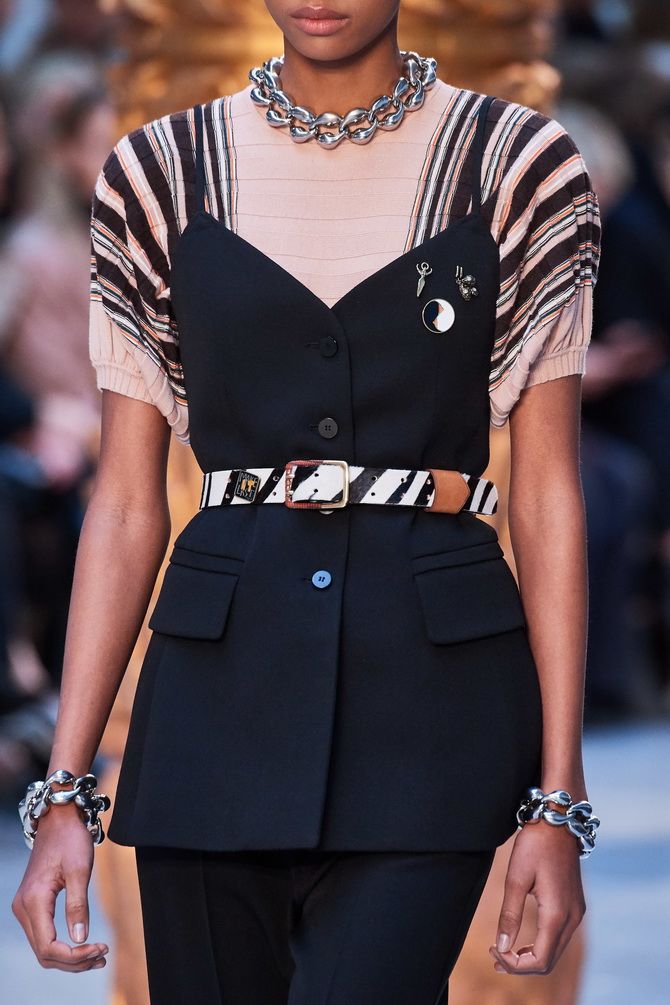 Без рукавов: 40 фешн-идей, с чем носить жилет в 2021-2022 году 30