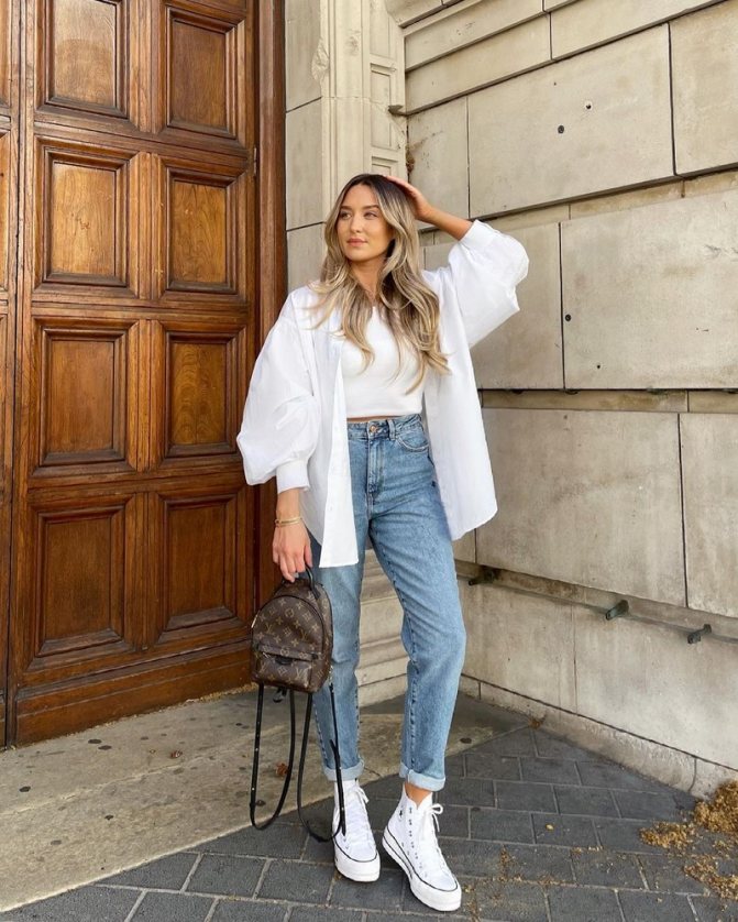 Идеальные джинсы осени-зимы 2021-2022: главные тренды сезона на фото