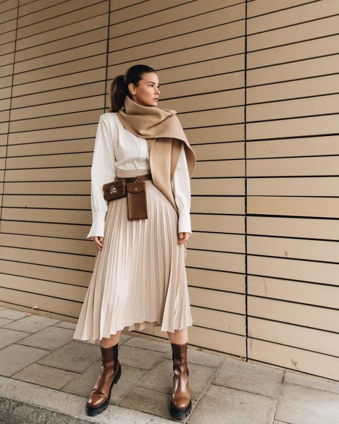 Плиссированная юбка 2021-2022: стильные новинки в образах на фото