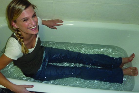 Растяжки на джинсах что делать