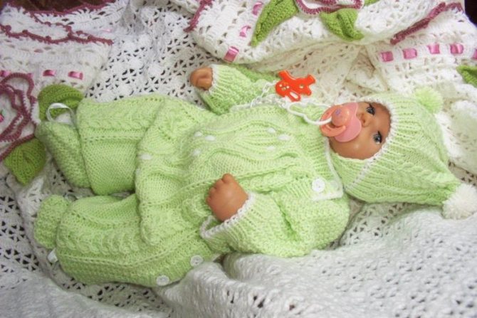 Вязаные комбинезоны для новорожденных спицами - описание и схемы для начинающих