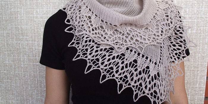 Вязаный бактус на женщине